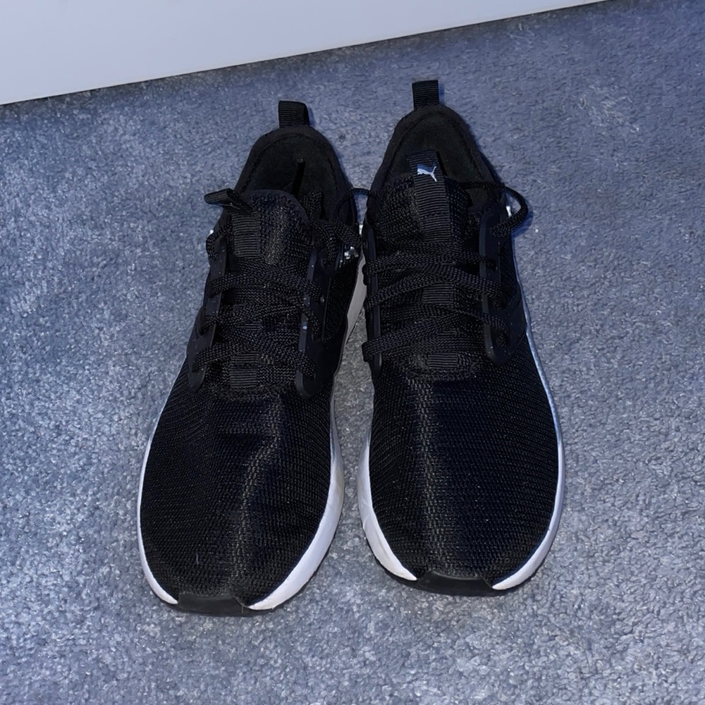 Selling puma the color of shoe is silver and black